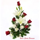 Dise&ntilde;o floral cl&aacute;sico asim&eacute;trico de Rosas y liliums. (Tonalidad de liliums pod&iacute;&shy;a variar de acuerdo a la estaci&oacute;n). Selecciones color de las rosas: