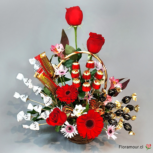 Arreglos de rosas y gerberas flores de complemento y cuatro variedades de bombones de chocolates. Servicio sólo Santiago