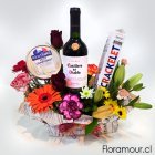 Viva Chile - Arreglo Gurmet con vino tinto queso y galletas complementado con flores variadas  (marca de queso podría variar según disponibilidad).