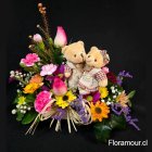 Arreglo de flores mixtas con pareja de ositos de peluche miniatura. 
(Arreglo 23 x28cm) Excelente duración, flores en base humectada