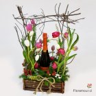 Bello arreglo natural con tulipanes con Champa&ntilde;a (Espumante) Subercaseaux Demi Sec