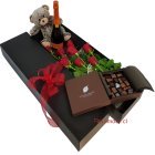 Caja con:
Media docena de rosas formato bajo mini jardín - Botella de espumante  - Caja de Bombones Damien Mercier 22 Unidades. - Osito de peluche miniatura para colgar en auto (Exclusivo slo Santiago)
Seleccione color de rosas