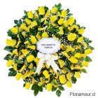 Corona de pétalos color amarillo con targeton personalizado.