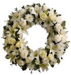  Corona de flores fúnebre, tradicional, sobria, con flores seleccionadas. Envíe esta corona flores a velatorios, funerales, ceremonias religiosas, cementerios  e in memoriams. Bella corona de flores  mixtas blancas. Su tamaño aproximado es de 80cms. Fina ofrenda floral para difuntos confeccionada con flores mixtas, follajes y flores de complemento. 
“Expresa tus condolencias con bellos arreglos florales de Florería Floramour”
