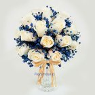 FinÃ¯Â¿Â½simo arreglo montado en florero de cristal, realizado en agrupaciÃ¯Â¿Â½n de 25 rosas, complementado con paniculata azulada. TamaÃ¯Â¿Â½o discreto y elegante (Medidas: altura 35 - ancho 26 aprox.) Oportuno y lujoso para toda ocasiÃ¯Â¿Â½n. DiseÃ¯Â¿Â½o exclusivo disponible sÃ¯Â¿Â½lo en Santiago de Chile