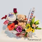 Arreglo con un osito de peluche, flores frescas, queso Camembert y Crackelet, perfecto para un regalo especial (marca de quesó podría cambiar según disponobilidad).