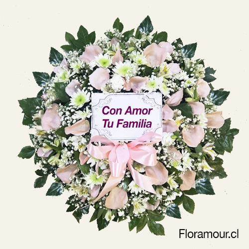 Fina corona mediana 60cm. de condolencias confeccionada con flores mixtas y pétalos de rosa naturales ncolor pastel. Incluye tarjetón para agregar el texto de su agrado o simplemente el nombre de quienes envían esta ofrenda.