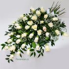 Gran manto f&uacute;nebre cubre urna con 30 rosas premium.