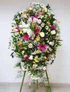 Bello arreglo suspendido en atril con flores combinadas primaverales. S�lo Santiago