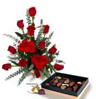 Composici&oacute;n cl&aacute;sica de 12 rosas. Rosas importadas. Muy buena duraci&oacute;n con Exclusiva Caja de Bombones Damien Mercier o le VICE. Seleccione color de Rosas (Producto disponible solo en Santiago de Chile).