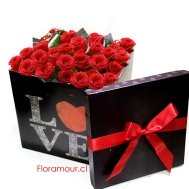 Disponible para envos a domicilio en Vitacura: Caja de rosas cubo, deluxe con 30 Rosas