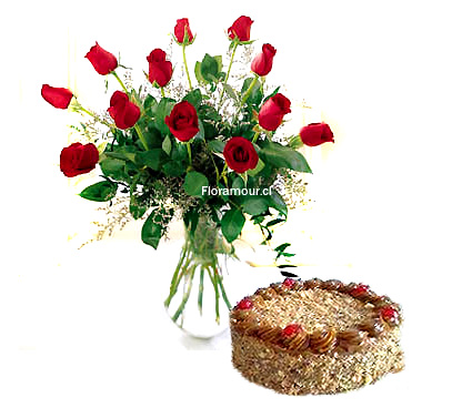 Florero de Vidrio con 12 Rosas Ecuatorianas y torta Milhojas