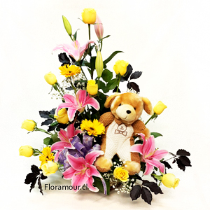 Cesta floral con Peluche, rosas, liliums y flores de complemento. (Tonalidad de flores podría variar segn disponibilidad y temporada - Disponible slo en Santiago)