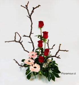 Arreglo floral de aire ikebana estilizado, montado sobre pocillo cerámicoRosas y gerberas complementadas con ramas secas con movimiento natural (Ramas varí­an de forma en cada diseño exclusivo)Sólo Santiago.
 