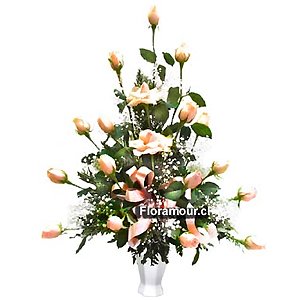Finísima pieza floral con 18 rosas importadas. Cl�sica, muy durable y Sorprendente