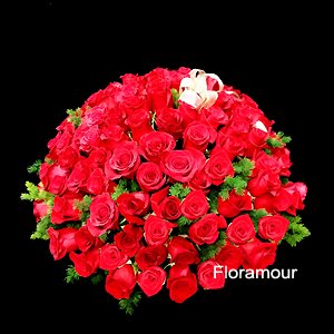 Impactante arreglo de centro circular con 100 rosas Premium forma compacta perfecta. Composición de lujo montada sobre una base humectada para larga duración. Exclusivo sólo en Santiago
 