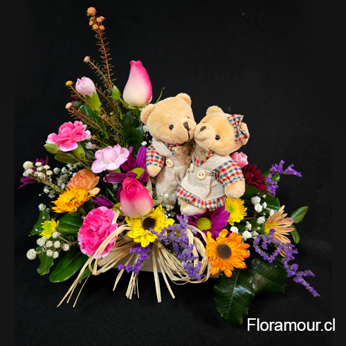Arreglo de flores mixtas con pareja de ositos de peluche miniatura. 
(Arreglo 23 x28cm) Excelente duración, flores en base humectada
