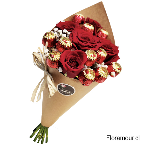 Simp&agrave;tico ramo de rosas rojas y bombones envuelto en papel ecol&ograve;gico y lazo de rafia natural.