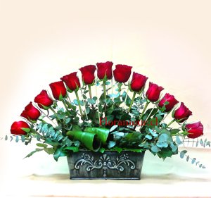Arreglo de rosas en formación de abanico. Composición muy decorativa y de movimiento dulce, apropiada para toda ocasión. Disponible solo en Santiago de Chile