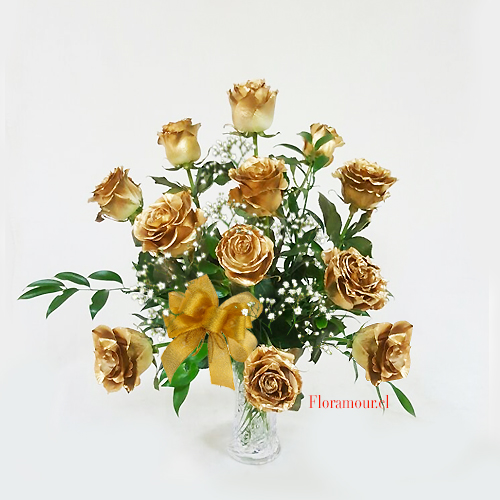 Arreglo de 12 rosas naturales con tratamiento dorado en florero de vidrio.

Disponible solo en Santiago de Chile