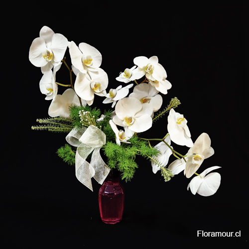 &nbsp;
Elegante arreglo en florero con varas de orquideas m&uacute;ltiples cortadas en agua.&nbsp;