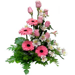 Delicado arreglo de arrimo mediano compuesto con rosas, gerberas y alstroemerias. (IMPORTANTE: La Tonalidad de este dise�o puede variar seg�n disponibilidad) Dise�o de Elena Allel
 