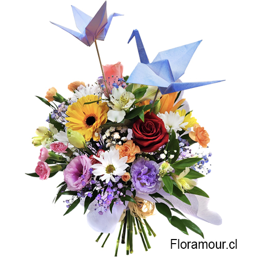 Ramo mixto primaveral flores variadas de la estaci&oacute;n con dos grullas origami
(Flores atadas envueltas en pap&eacute; decorativo)