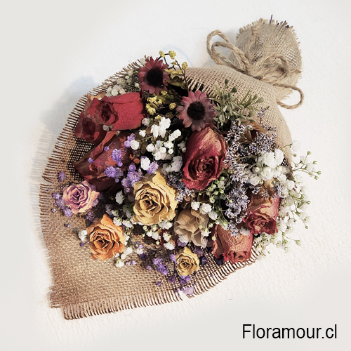 Tierno ramo de rosas deshidratadas complementadas con paniculata  seca, envuelto en arpillera natural rústica
 