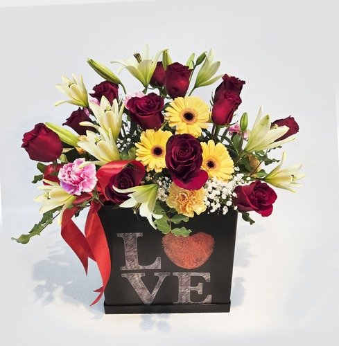 Sensacional caja de rosas y liliums y flores de complento
