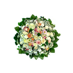 Discreta, fina y elegante pieza floral
Agrupación de flores tenues variadas acompañando a rosas y complementos