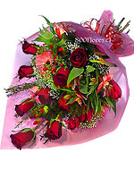 Rosas y flores de complemento en tonos rojizos
