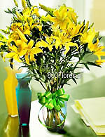 Espectacular florero de liliums con follaje.