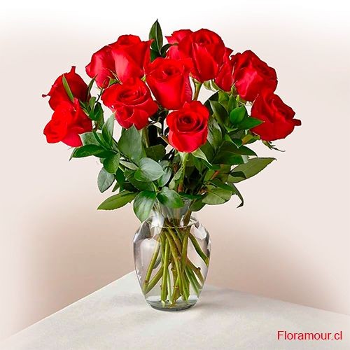 Florero con rosas naturales
Diseño del florero podría variar segun disponibilidad de importación.
