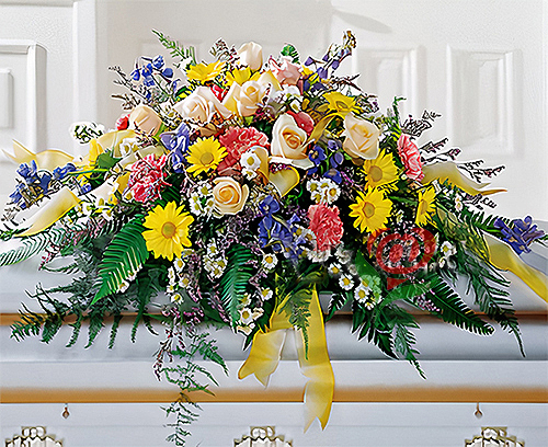 Hermoso cojín cubre-urnas confeccionado con una muestra de flores variadas de la estacion. Flores pueden cambiar segun disponibilidad de Stock