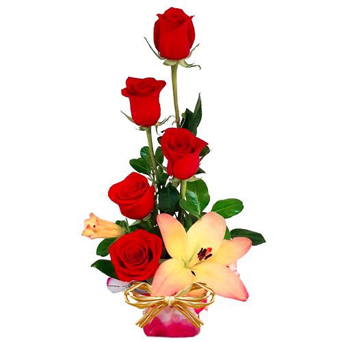 Arreglo vertical simple y delicado con 5 rosas rojas y 1 lilium en base casual humectada.
